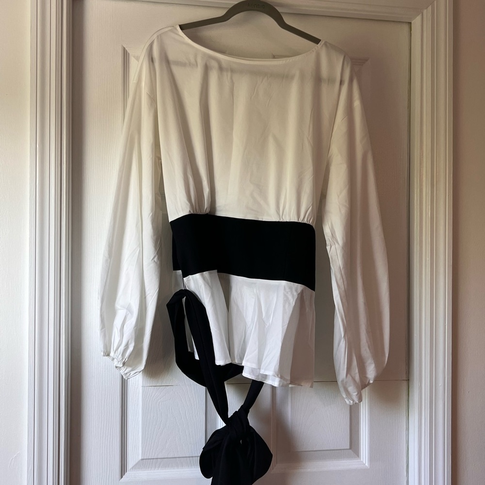 White and back belt blouse, puffy sleeves